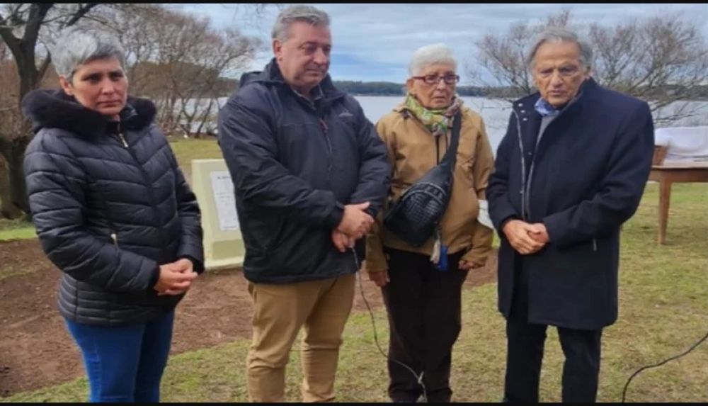 Laguna de los Padres: el SECZA puso en valor el monolito que recuerda al notable periodista marplatense Helmer Uranga