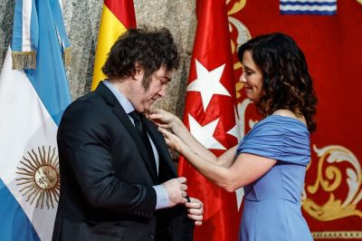 Insultos a Pedro S�nchez, blooper con Isabel D�az Ayuso y el premio de un instituto antidemocr�tico