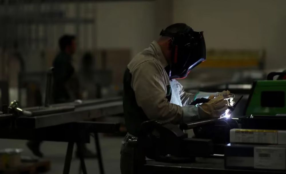 Recesi�n: la industria cay� en mayo y la esperanza de una recuperaci�n en �V� da paso a un escenario de �L� en el que el rebote se hace esperar