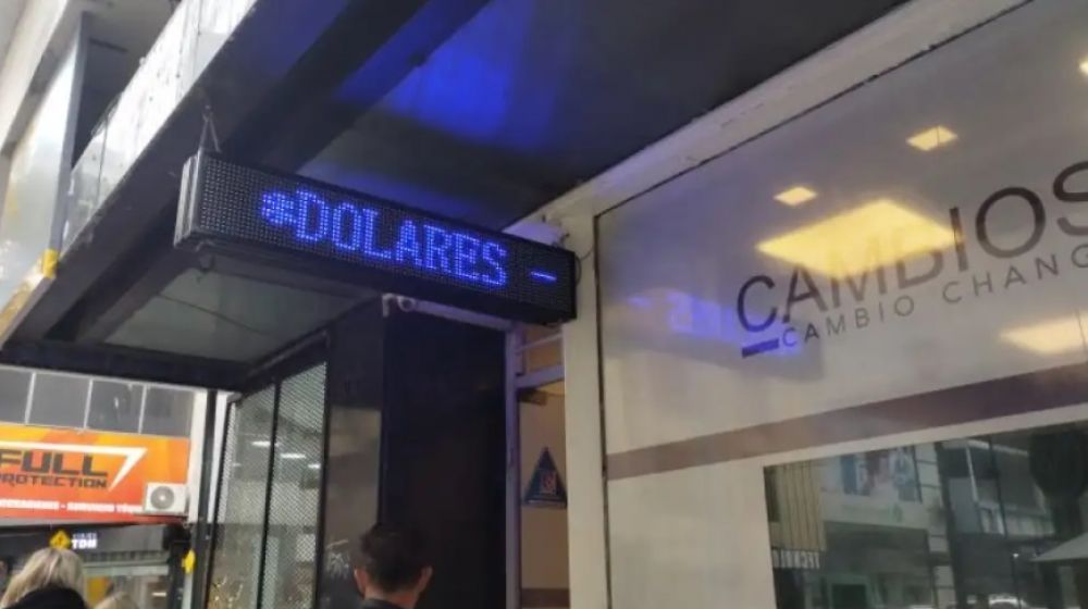 El dlar blue sigue su escalada y alcanza los $1380 mientras la brecha supera el 50%