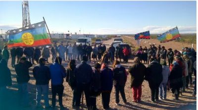 Un grupo mapuche bloquea el acceso a un yacimiento de YPF en Neuqu�n: hay trabajadores retenidos y se paraliza la producci�n de gas
