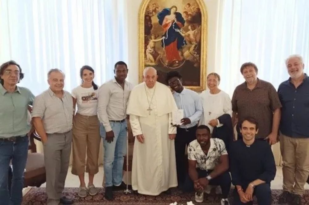 El Papa Francisco recibe a un grupo de migrantes en el Vaticano