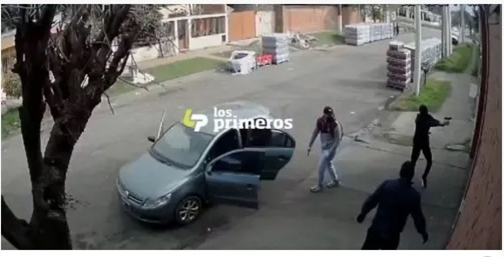 Video: en un minuto asaltan una distribuidora y dejan dos heridos