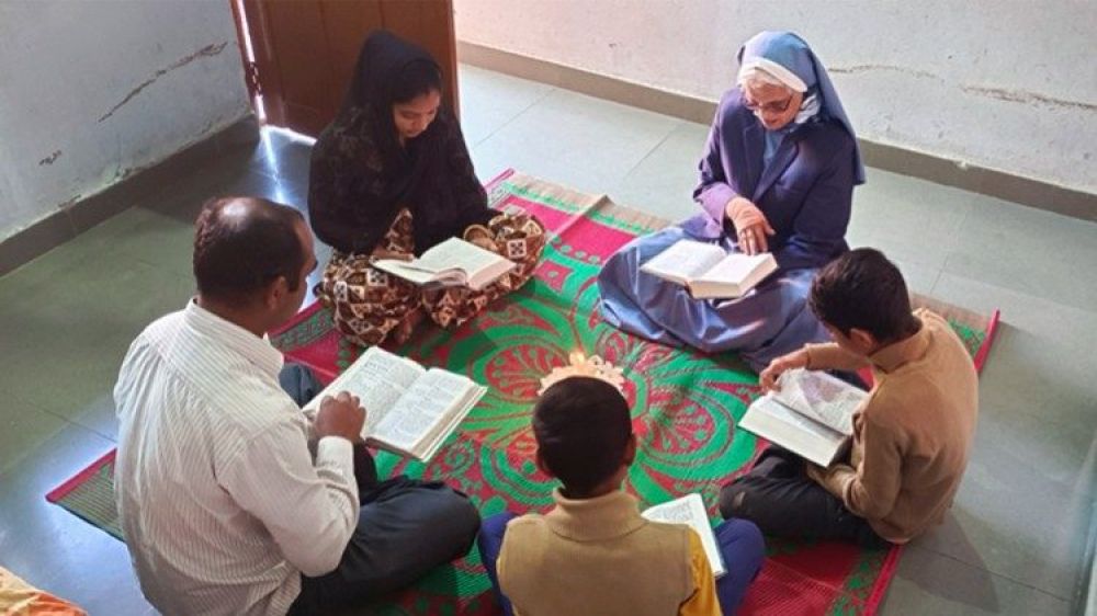 India: Compartir la Biblia en familia en Madhya Pradesh