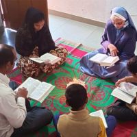 India: Compartir la Biblia en familia en Madhya Pradesh