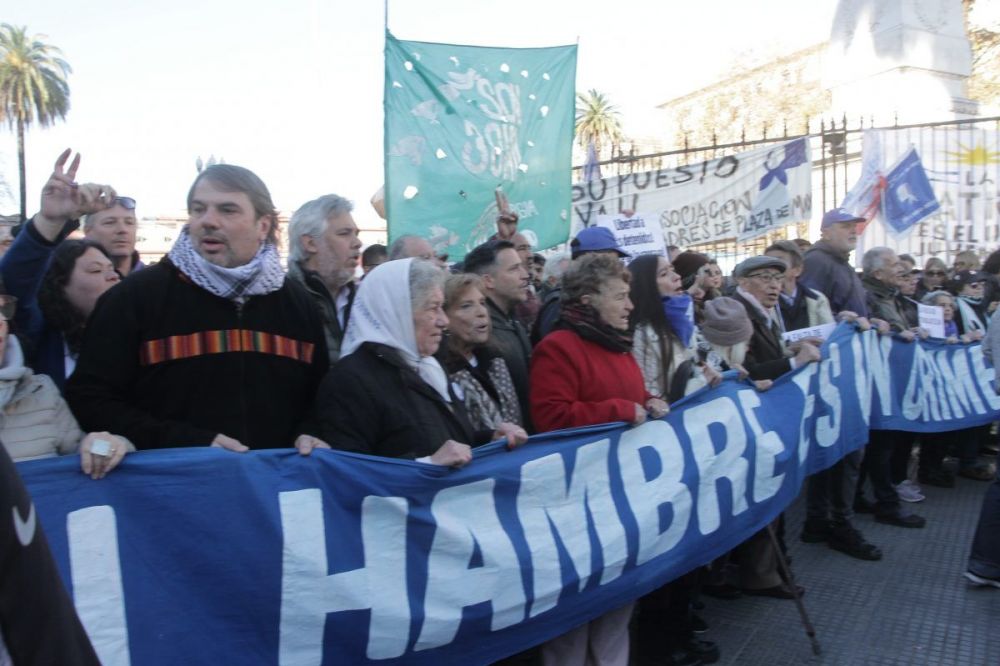 Gran movilizacin contra la destruccin de las polticas de Memoria, Verdad y Justicia que fomenta el gobierno de Milei