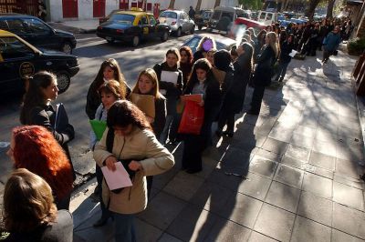 Un estudio de la UBA asegura que el 35% de los trabajadores en Argentina son pobres y que la desocupaci�n aument� un 32,4% en el primer trimestre del a�o