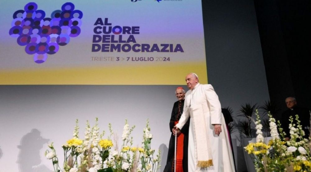 La democracia explicada por el Papa con un corazn herido y otro curado