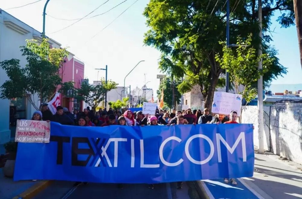 Tras 52 das del cierre, los 132 despidos y la ocupacin de la planta de Catamarca, trabajadoras de TEXTILCOM llegan al Congreso para exponer su situacin