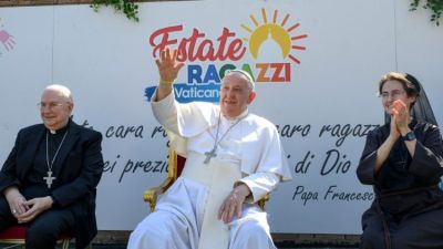 Visita de Francisco a los nios del Centro de Verano del Vaticano
