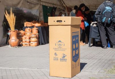 Ambiente y GIRSU Jujuy S.E. distribuyeron contenedores reciclables para los residuos en Plaza Espaa