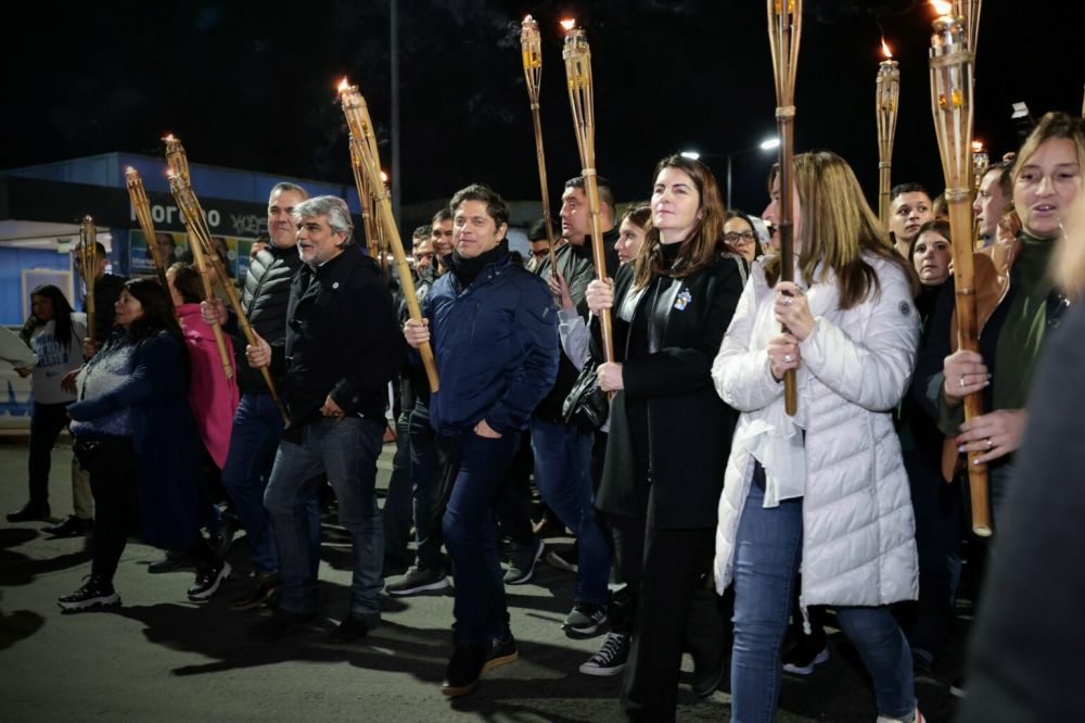 Kicillof mantiene su cercana con los movimientos sociales y participar de una Marcha de antorchas con el Evita en Moreno en medio del ahogo presupuestario