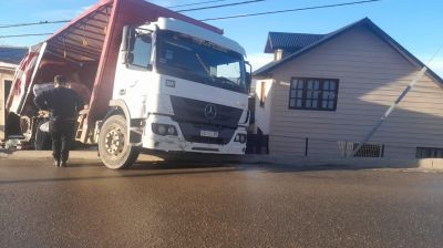 Un camin de gaseosas sin conductor se estrell contra una casa en Ushuaia