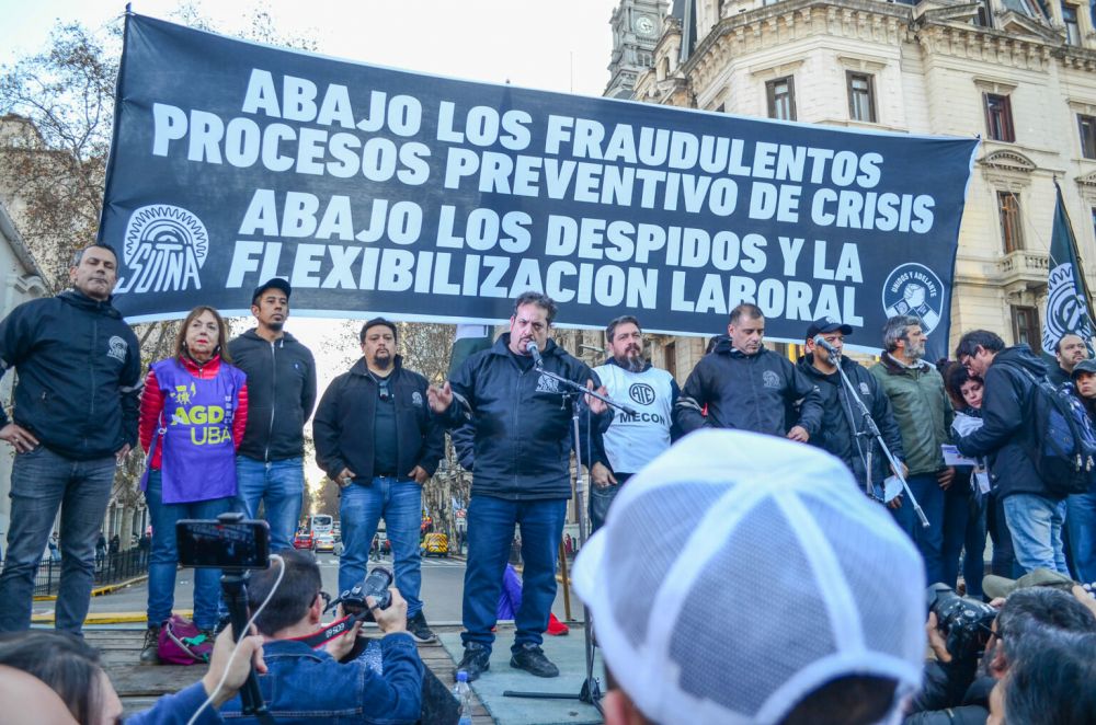 El sindicato del neumtico SUTNA march a Plaza de Mayo para enfrentar los despidos, el ajuste y la persecucin poltica