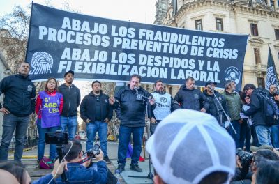 El sindicato del neumtico SUTNA march a Plaza de Mayo para enfrentar los despidos, el ajuste y la persecucin poltica