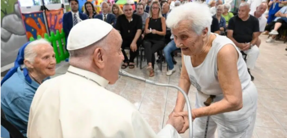 El Papa visita a la monja proLGTB que suele llevar transexuales al Vaticano