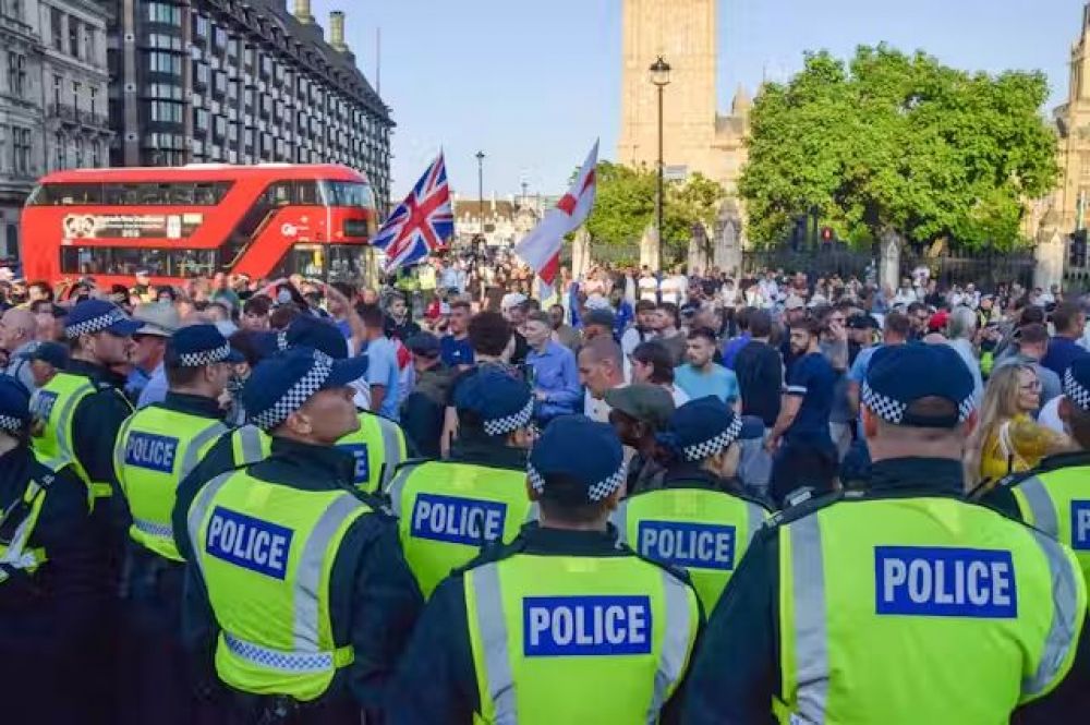 El Reino Unido se compromete a proteger a los musulmanes con una nueva unidad contra los desrdenes violentos