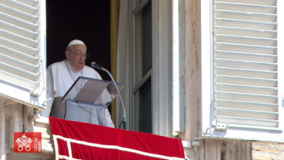 El Papa en el �ngelus: S�lo la caridad puede llenar la vida, no las cosas materiales