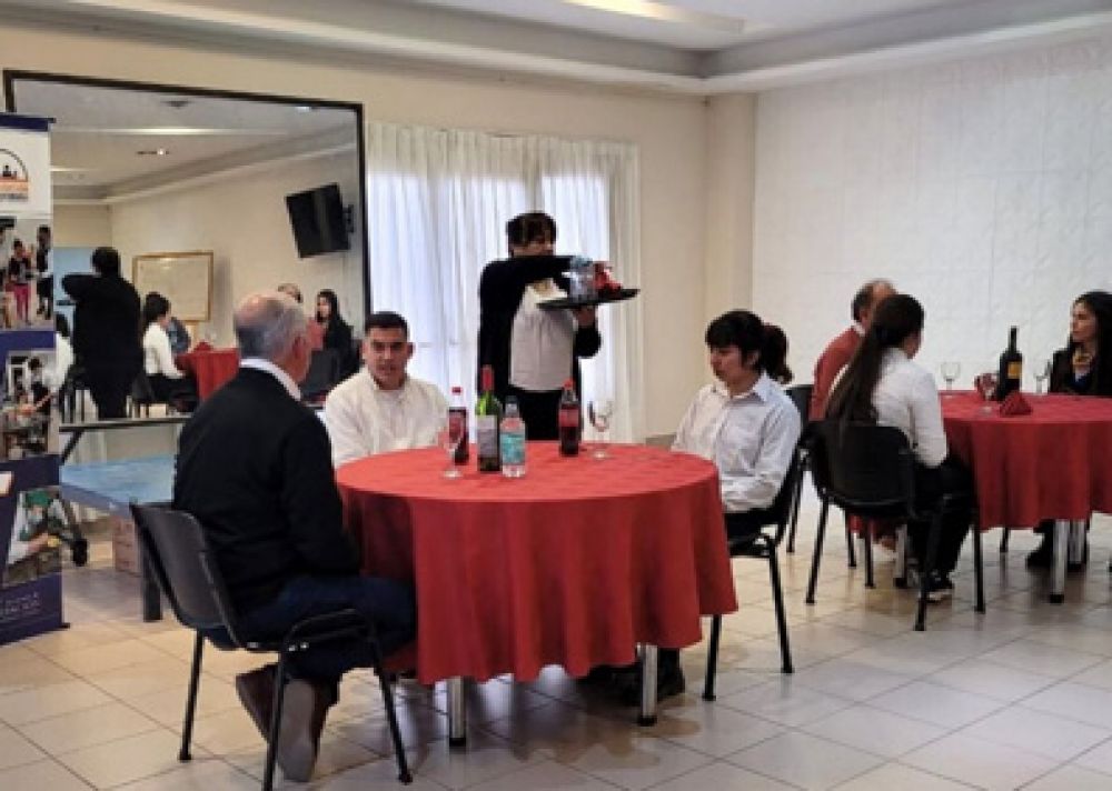 UTHGRA talleres de capacitacin para mozos en Catamarca