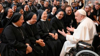 El Papa a religiosos: No descarten, acojan, cuenta la caridad, no los t�tulos