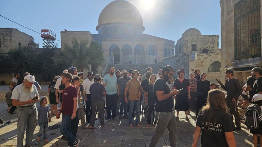 Ministros y ms de 2000 colonos israeles asaltaron la mezquita de Al Aqsa