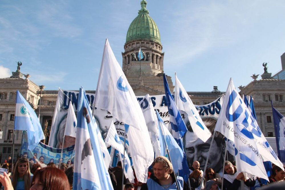 Gremios docentes se concentran frente al Congreso contra la iniciativa del Gobierno de declarar la Educaci�n como servicio esencial para condicionar el derecho a huelga