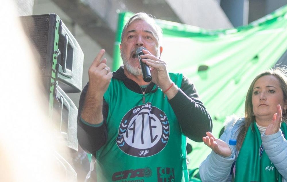 ATE moviliza al Congreso. Aguiar: �La Argentina es una bomba de tiempo que en cualquier momento va a estallar�