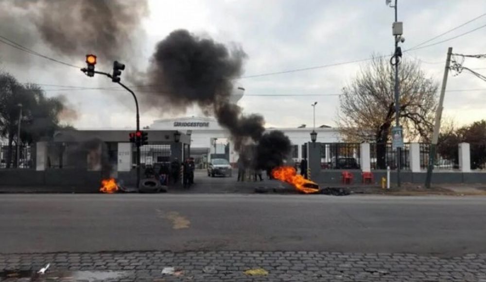 El sindicato del neumtico paraliza Bridgestone por suspensiones masivas y amenazas de despidos