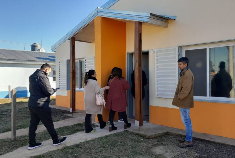 Familias beneficiarias del IPRODHA recorrieron sus futuras viviendas en Itaemb Guaz 