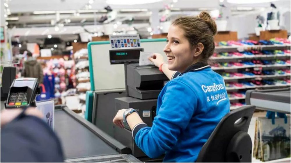 Qu sueldo cobra un cajero de supermercado Carrefour en Argentina