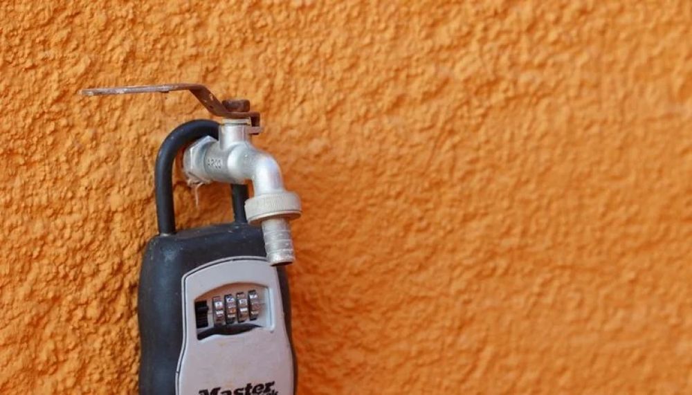 Gente hace cola para conseguir agua embotellada en la Costa Blanca espa�ola, azotada por la sequ�a