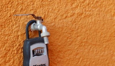 Gente hace cola para conseguir agua embotellada en la Costa Blanca espa�ola, azotada por la sequ�a