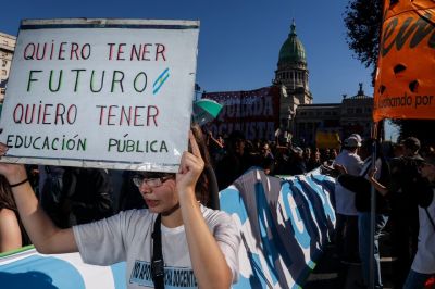 Sin consensuar con los gremios, el Gobierno dispuso un aumento del salario docente