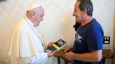 El Papa recibe a Zuncheddu, el pastor encarcelado por 33 a�os y luego absuelto