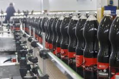 Instalan nueva lnea de produccin en fbrica de refrescos Los Portales