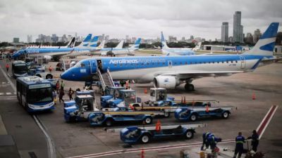 Guerra sindical: Aerolneas Argentinas e Intercargo descontarn parte del sueldo a 425 empleados