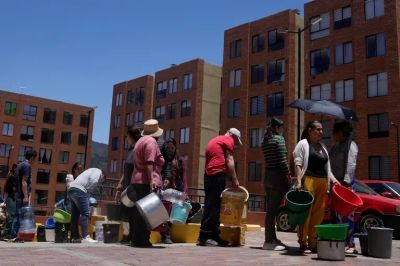 Denuncian que importante empresa productora de gaseosa estar�a dejando sin agua las veredas en La Calera