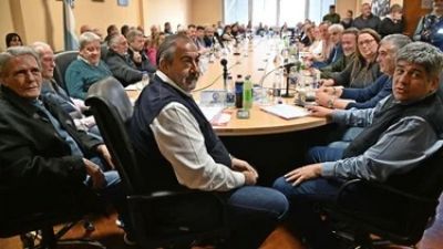 El Gobierno y la CGT negocian blindar a delegados en la reforma laboral