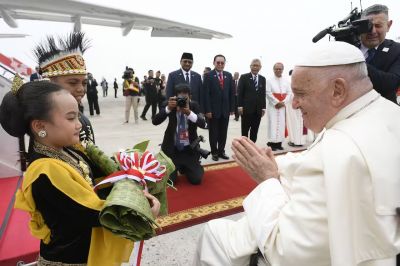 El papa Francisco lleg� a Indonesia, donde inicia su gira por Asia y Ocean�a