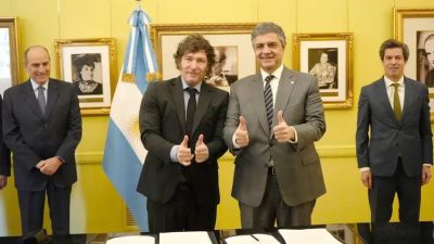 Milei y Macri firmaron el acuerdo por los colectivos: por ahora no habr� aumentos en el boleto