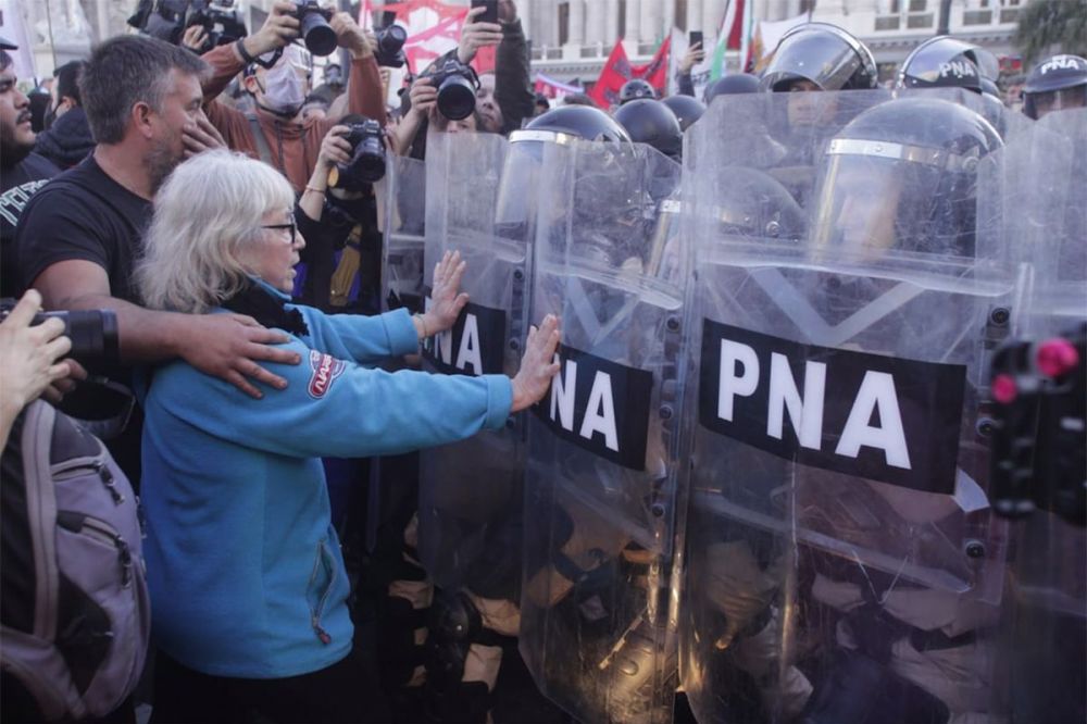 El Gobierno volvi a reprimir a jubilados que protestaban contra el veto de Milei frente al Congreso