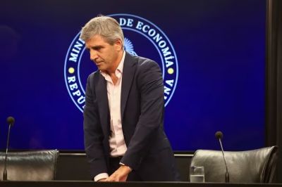 El Gobierno sostiene el ajuste ante la baja del impuesto PAIS y busca cumplir este mes la ltima meta con el FMI