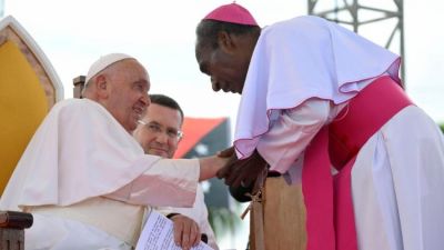 Francisco pas� por la aldea en la selva de Vanimo para alentar a los misioneros