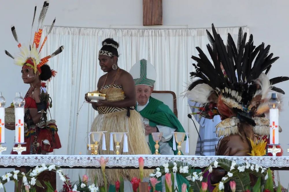 El Papa celebra Misa ante 35 mil fieles en Papa Nueva Guinea