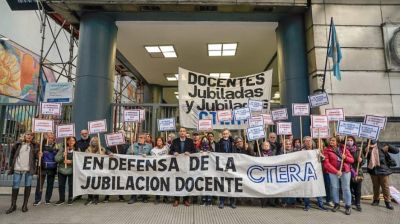 Docentes movilizan al Congreso en defensa de jubilados y anuncian Jornada Nacional de Lucha de 48 horas