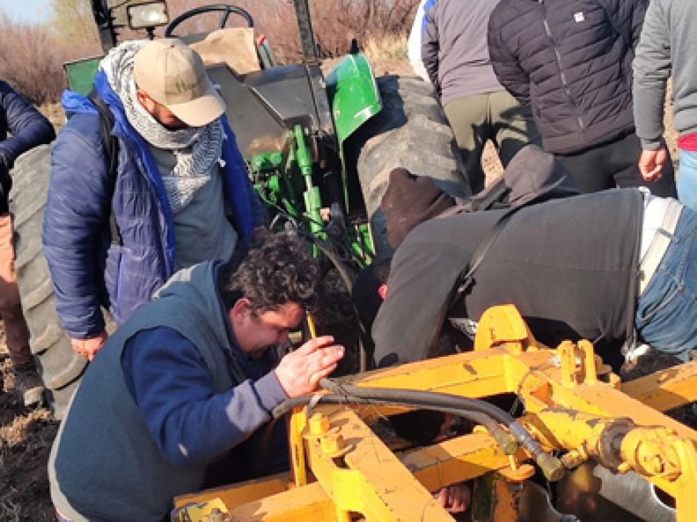 Promueven el manejo eficiente de tractores para trabajadores rurales de Ro Negro