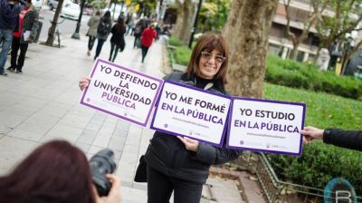 Docentes y estudiantes se movilizan en defensa de la Universidad Pblica y por salarios dignos