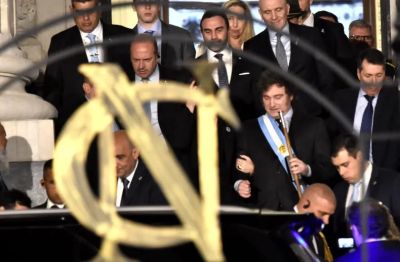 El Presidente exigi� motosierra a las provincias y los municipios. Nada de subir impuestos. El martes, los mandatarios le hab�an reclamado deudas y obras.