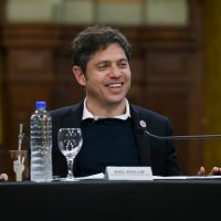 Excluido de la reunin de gobernadores, Kicillof se mostr rodeado de intendentes y carg contra Milei