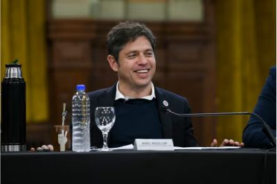 Excluido de la reunin de gobernadores, Kicillof se mostr rodeado de intendentes y carg contra Milei